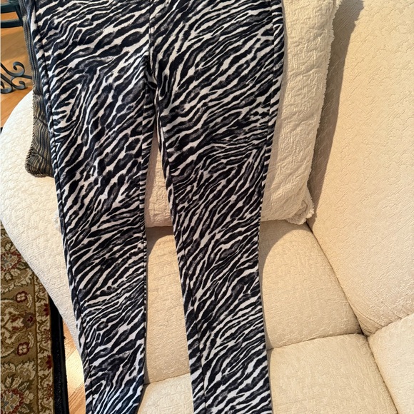 Michael Kors Black and White Patterned Leggings with pockets Stylish and Elegant - Picture 4 of 10